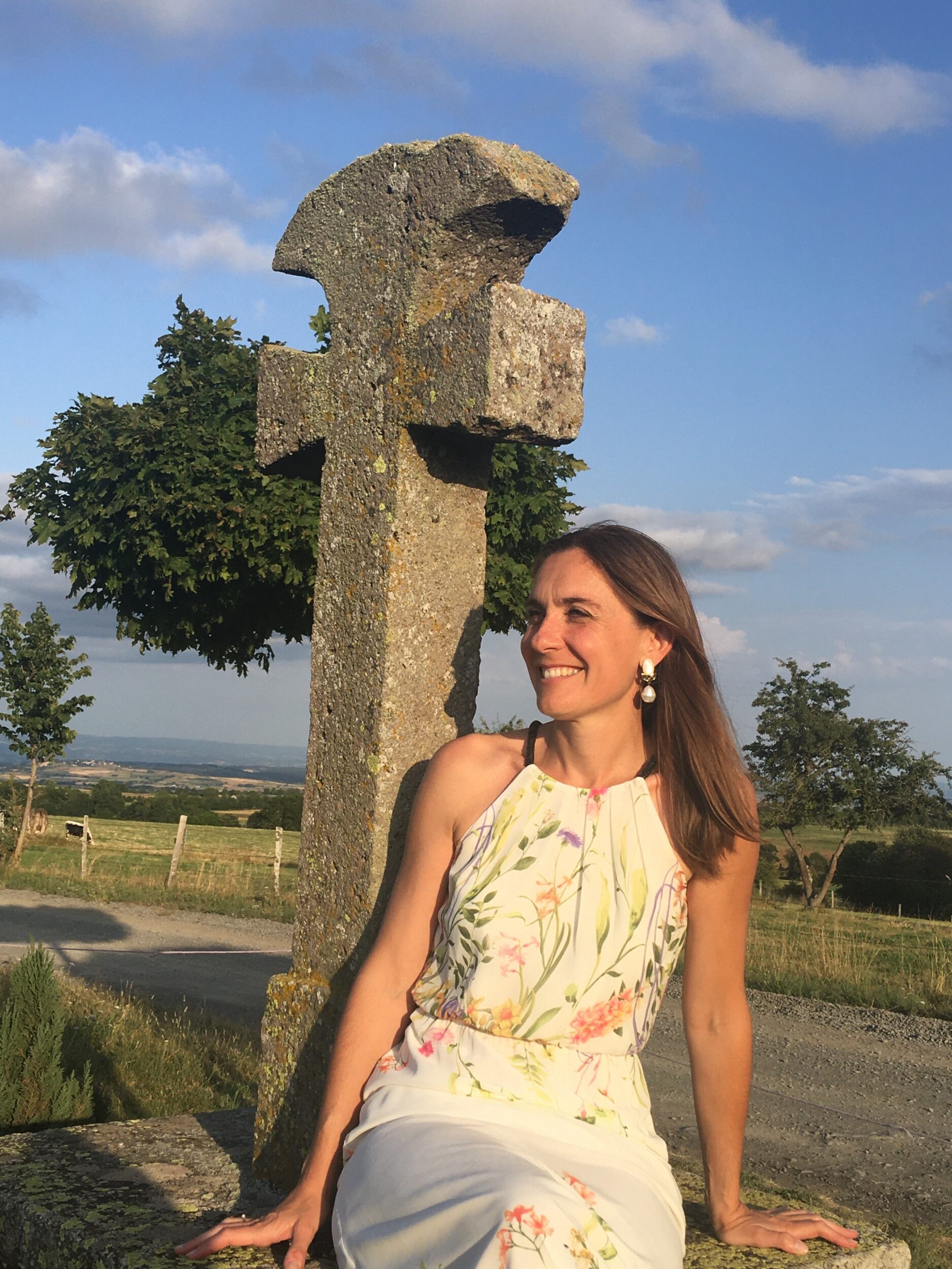Marie-Helene Cussac au pied de la Croix des Apparitions à Lescure dans le Cantal