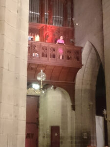 marie-helene cussac chante à la tribune de l'orgue de la cathedrale de saint-flour le 16 aout 2020